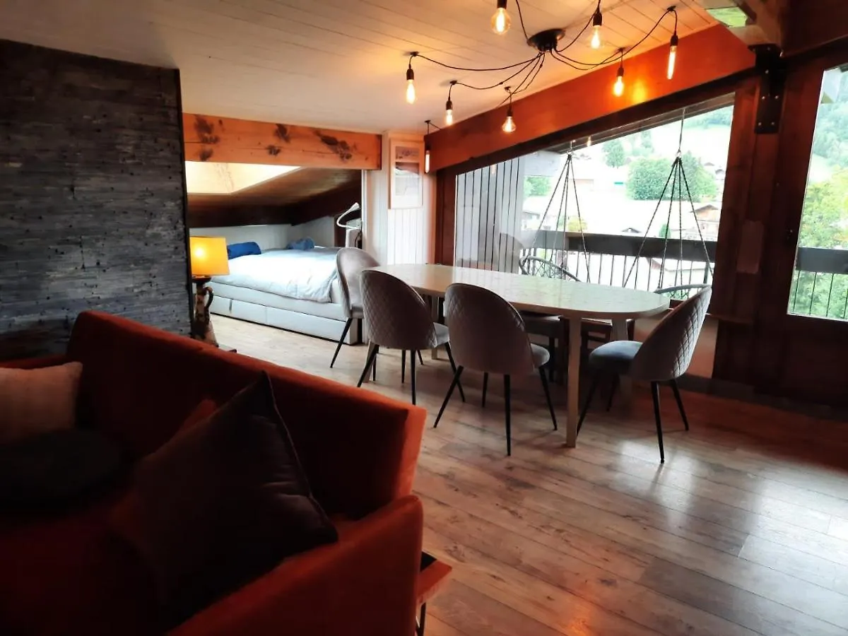 アパート Appartement En Plein Centre Du Village レ・コンタミンヌ・モンジョワ